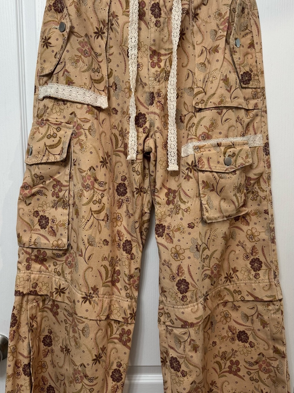 POL Beige Floral Wide-Leg Cargo Jeans